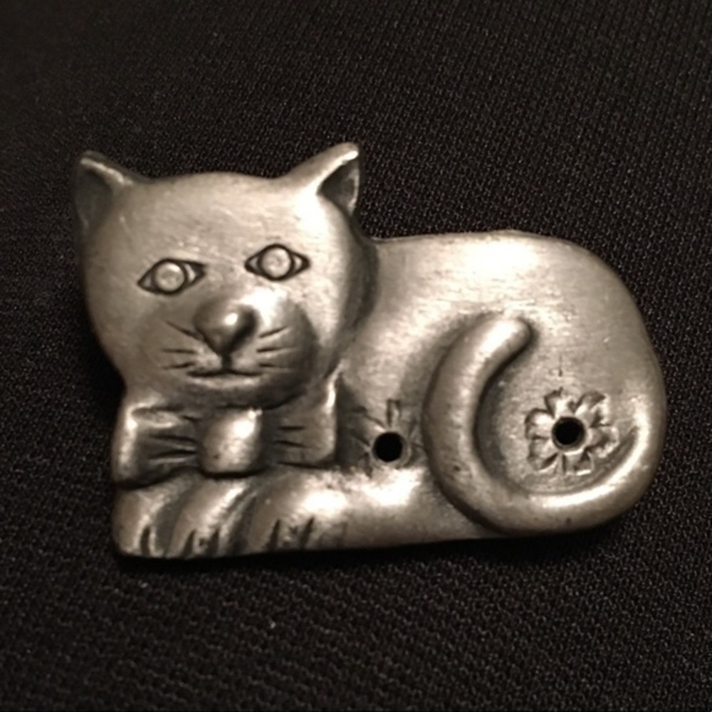 Cute Cat Pin Silvertone Metal Brooch - Picture 8 of 8